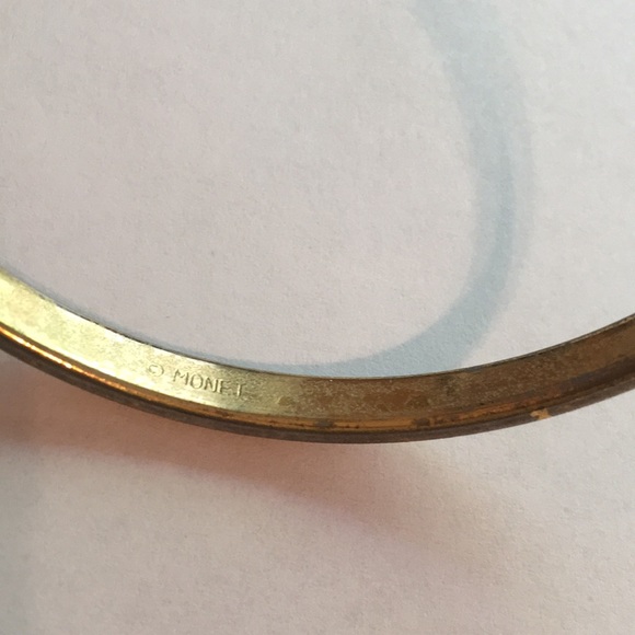Elegant vintage burnished goldtone bangle bracelet by Monet - Picture 3 of 12